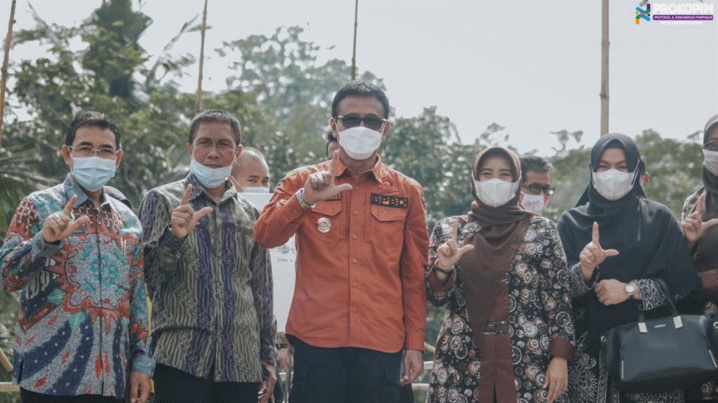 Fig. 1. Greetings Literature. Regent of Ciamis, Dr. H. Herdiat Sunarya accompanied by the Literacy Mother, Hj. Kania Ernawati takes a group photo after laying the first brick for the construction of the Gada TBM in Winduraja Village, Kawali Ciamis District, Thursday, 18/02/2021.