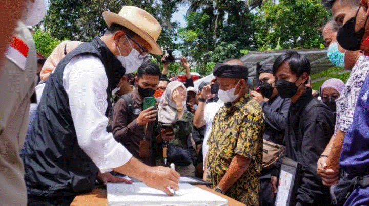 Fig. 2. The Governor of West Java Ridwan Kamil writing on the painting canvas shortly after signing the member card of the Gada Reading Community